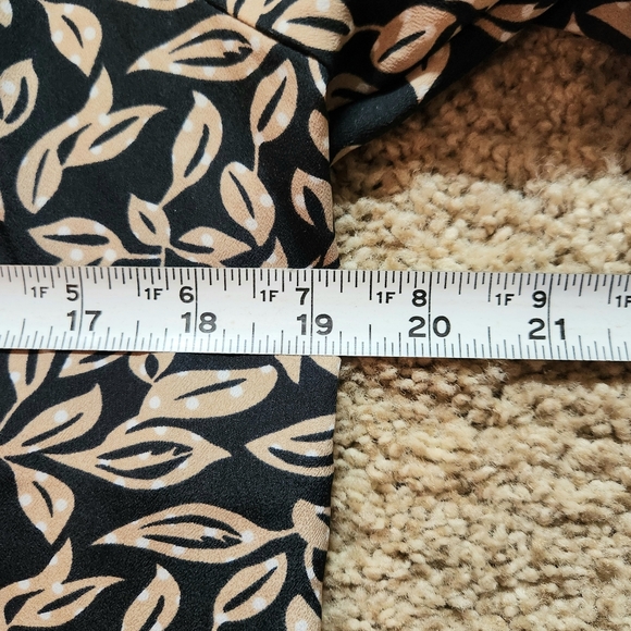 Ann Taylor  petite v-neck floral blouse Size SP Colors black tan and white - Picture 4 of 13